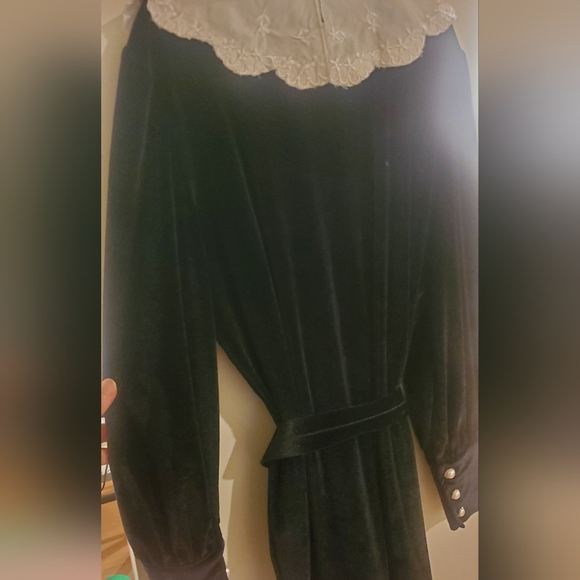 Velvet ruffled dress - Picture 5 of 10